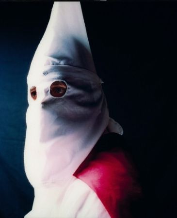 Photographie Serrano - Andres Serrano (né en 1950)  THE KLAN, KLANSMAN (GREAT TITAN OF THE INVISIBLE EMPIRE IV), 1990-2009.