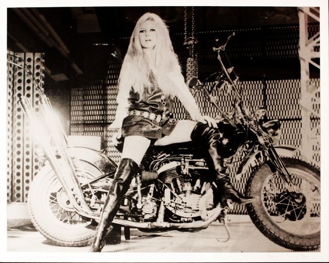 Sérigraphie Young - Brigitte Bardot sur sa Harley Davidson 