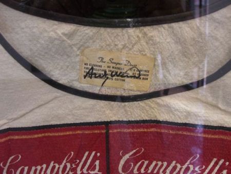 Lithographie Warhol - Firma de Warhol en el vestido