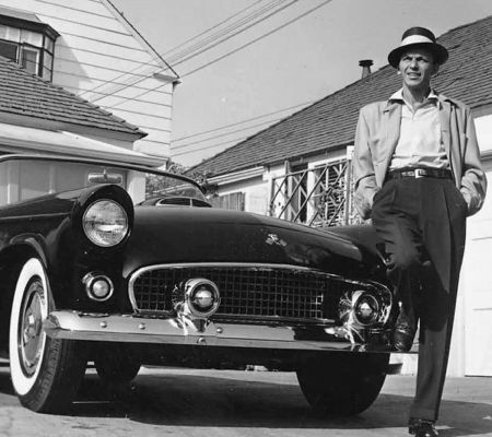 Photographie Worth - Frank Sinatra next to his T-Bird