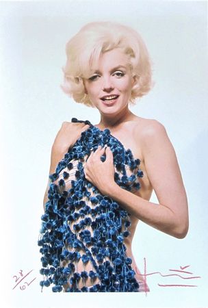 Photographie Stern - Marilyn: Blue Chenille Scarf