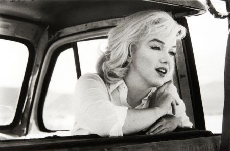 Photographie Haas - Marilyn Monroe in the Car Looking Forward