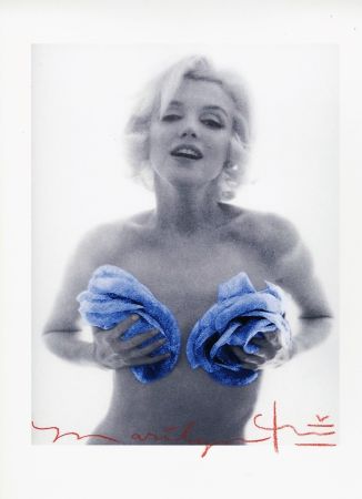Photographie Stern - Marilyn Monroe with Blue Roses