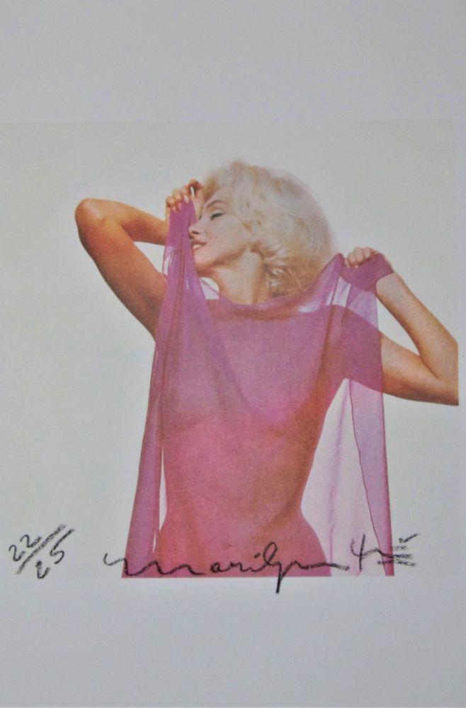 Photographie Stern - Marilyn: Pink Scarf