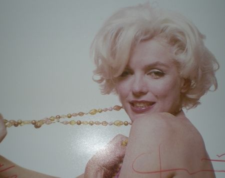 Photographie Stern -  Marilyn pulling beads (1962) 