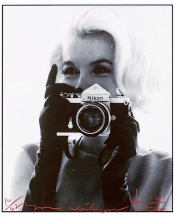 Photographie Stern - Marilyn with Nikon (Close Up)