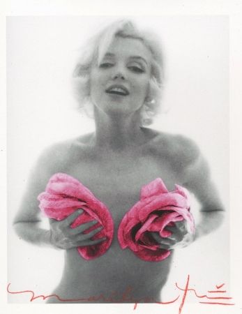 Photographie Stern - Marilyn with Pink Roses