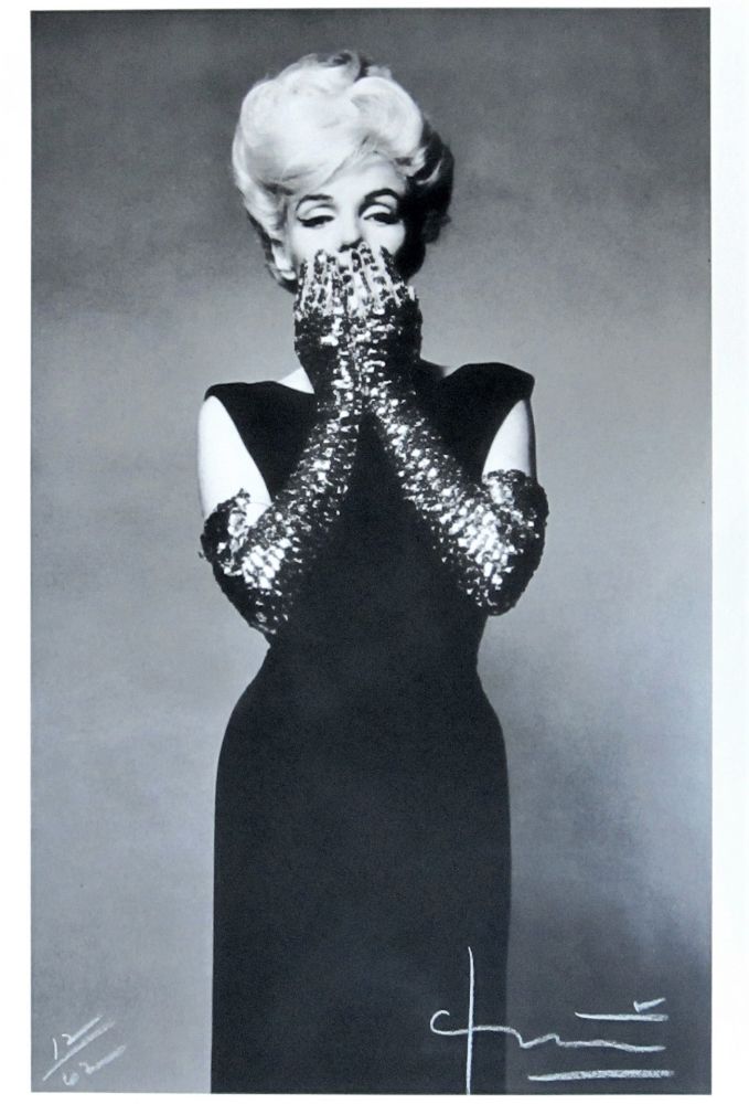 Photographie Stern - Marilyn with Sequin Gloves