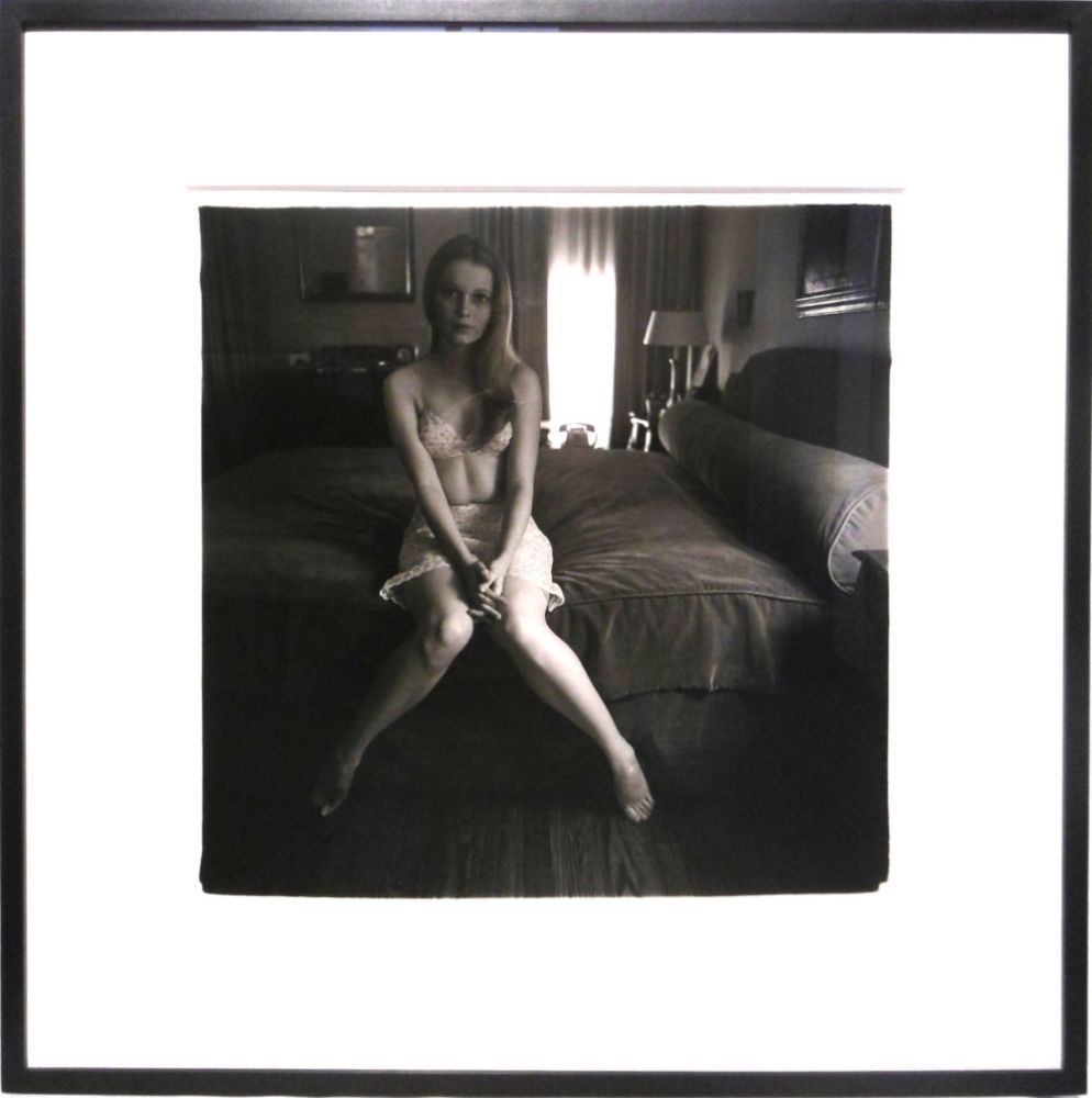 Photographie Arbus - Mia Villiers-Farrow on a bed