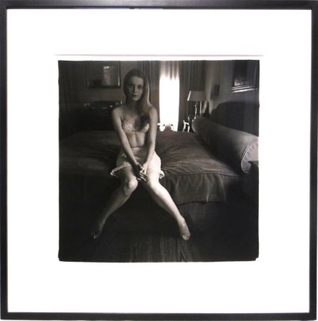 Photographie Arbus - Mia Villiers-Farrow on a bed