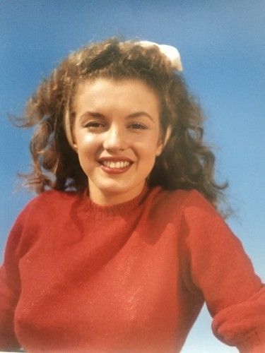Photographie De Dienes  - Norma Jean in red (Marilyn Monroe 1945)