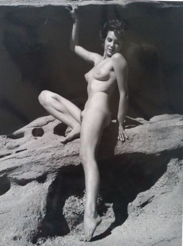 Photographie De Dienes  - Nu assise sur rocher