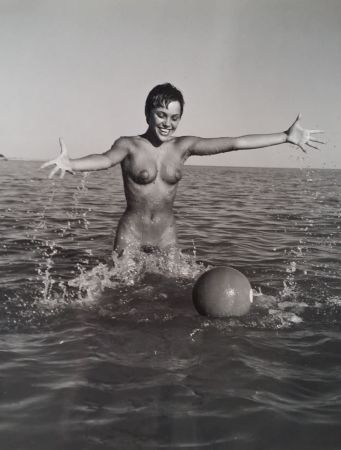 Photographie De Dienes  - Nu avec ballon