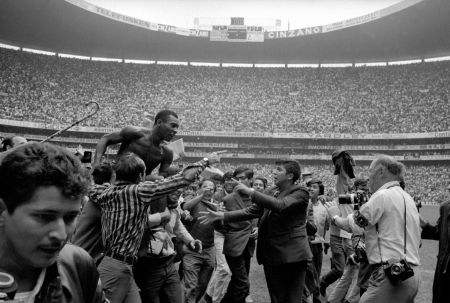 Photographie Leifer - Pele on Shoulders on Fans