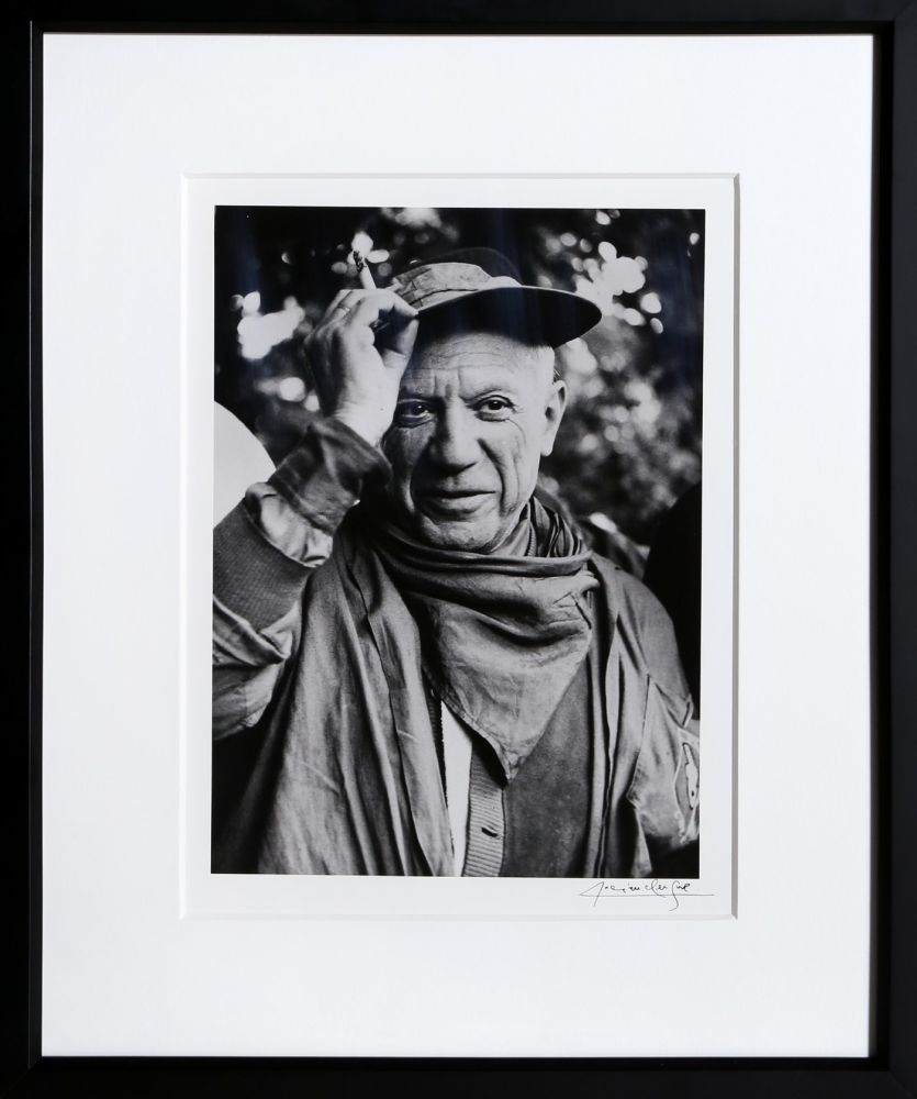 Photographie Clergue - Picasso a la Feria, revetu des habits de la Pena de Logrono - Nimes, 1959