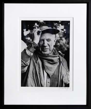 Photographie Clergue - Picasso a la Feria, revetu des habits de la Pena de Logrono - Nimes, 1959