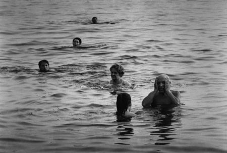 Photographie Clergue - PICASSO AU BAIN AVEC JACQUELINE...