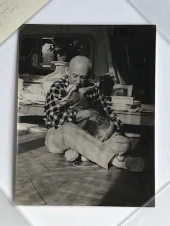 Photographie Quinn - Picasso embrassant sa chèvre à la Californie