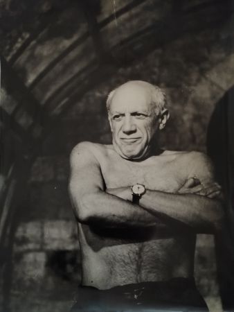 Photographie Picasso - Picasso les bras croisés