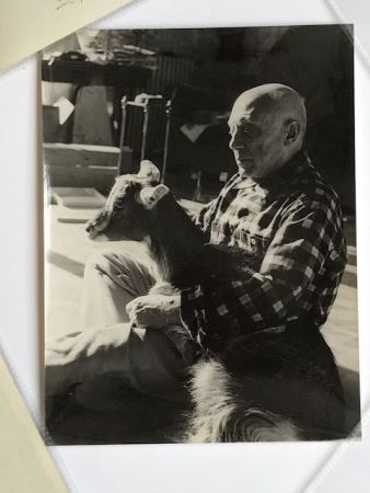 Photographie Quinn - Picasso sa chèvre dans les bras à la Californie