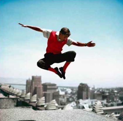 Photographie Worth - Sammy Davis Jr in mid-air