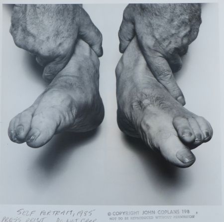 Photographie Coplans - Selfportrait hands holding feet