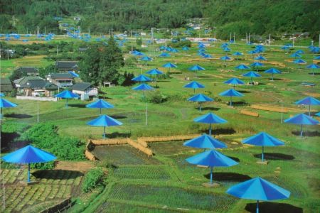 Photographie Christo & Jeanne-Claude - The Umbrellas, Ibaraki, Japan