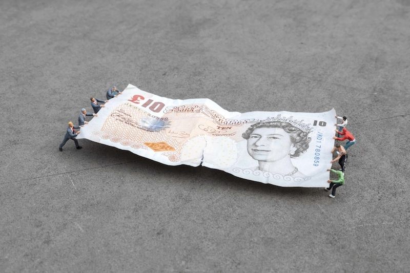 Photographie Slinkachu - Tug of War, Bank of England, London