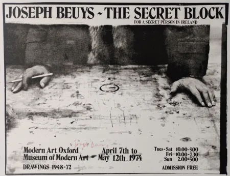 Sérigraphie Beuys -  „Joseph Beuys - The secret block. For a secret person in Ireland. Modern Art Ox- ford. Museum of Modern Art. Drawings 1948-72. April 7th to May 12th 1974. Tues-Sat 10.00-5.00,  Fri 10.00-7.30, Sun 2.00-5.00, admission free“. 