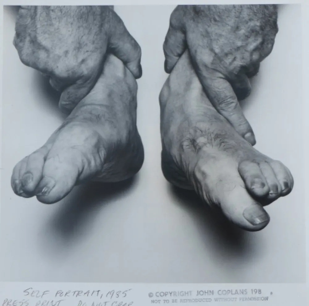 Photographie Coplans - Selfportrait hands holding feet