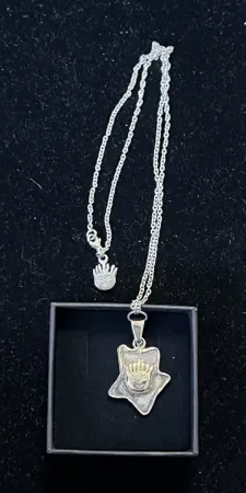 Multiple Corneille - Collier pendentif signé Soleil aux 7 rayons du bonheur - Numéro 67/70 - 