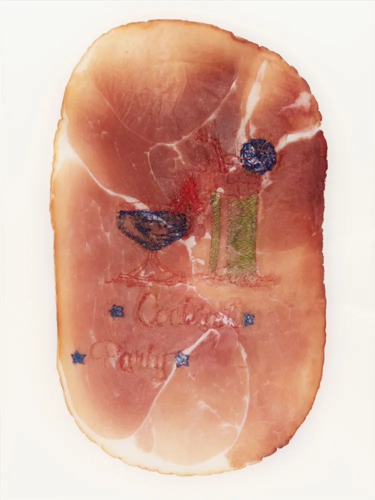 Photographie Delvoye - Untitled (Photograph of Embroidered Ham)