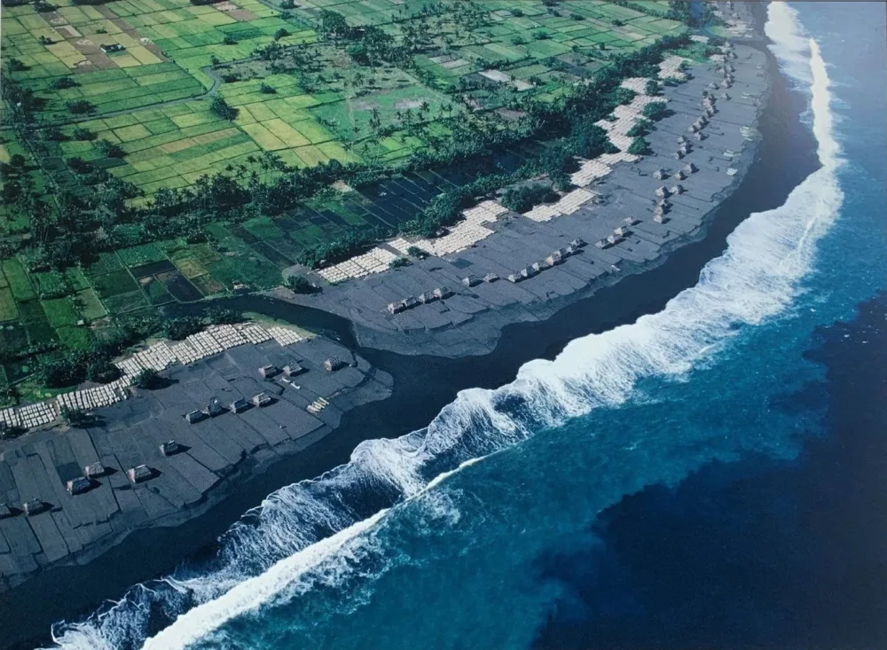 Photographie Gerster - Die Salzsieder von Kusamba, Bali Indonesien, 1989. 