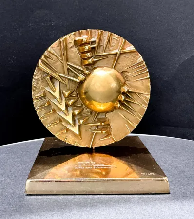 Aucune Technique Pomodoro - Arnaldo Pomodoro (1926–2025) - Disco per BSI - Gilded bronze sculpture with a gilded brass base - 1995