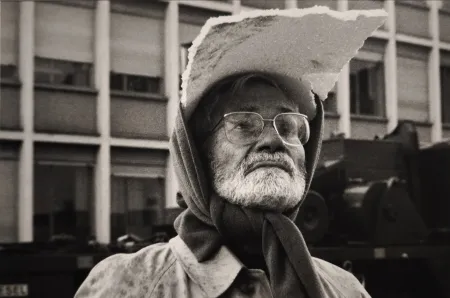 Photographie Scheidegger - Der Künstler überwacht in Ludwigshafen bei Regenwetter den Aufbau der Skulptur 