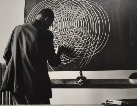 Photographie Scheidegger - Max Bill unterrichtet Formenlehre an der Kunstgewerbeschule Zürich, 1944 (erste Aufnahme Ernst Scheideggers von Max Bill).