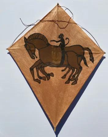Aucune Technique Toledo - Monkey Riding Horse Kite
